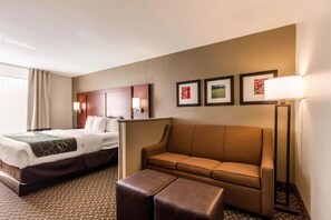 Een bureau, een laptopwerkplek, verduisterende gordijnen