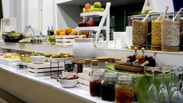 Een buffet met diverse gerechten en dranken.