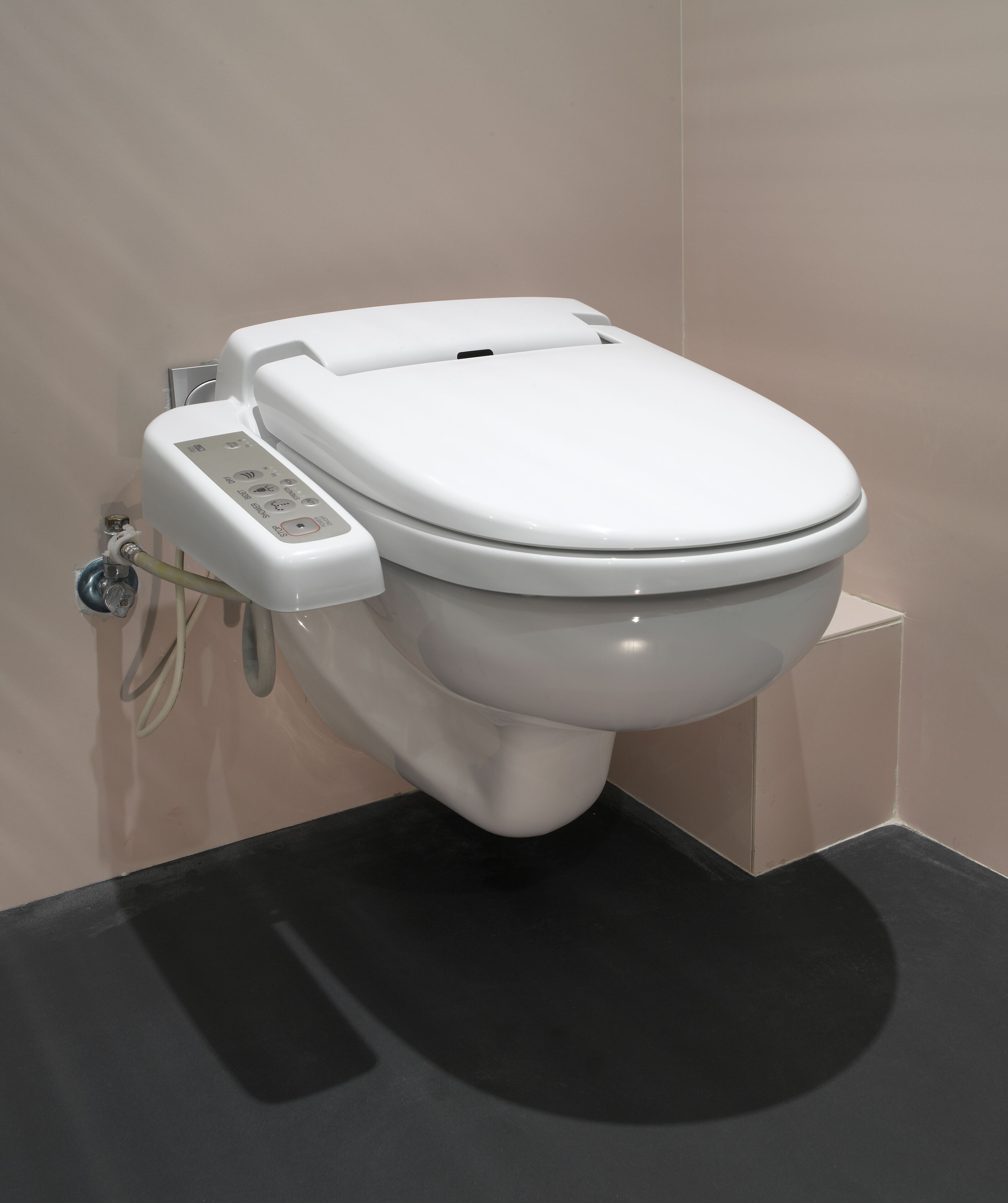 Un inodoro moderno con panel de control y sistema bidé.