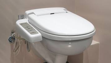 Un inodoro moderno con panel de control y sistema bidé.