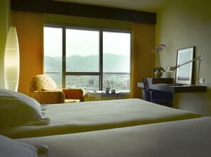Minibar, in-room safe, desk, blackout curtains - Hotel Abades Nevada Palace (Granada)