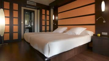 Minibar, brankas, meja kerja, dan tirai kedap cahaya