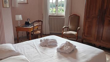 Camera Classic con letto matrimoniale o 2 letti singoli | Con stile personalizzato, con arredamento individuale, una scrivania