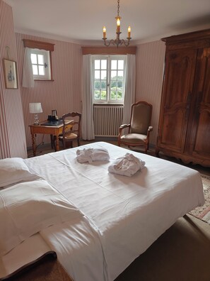 Classic Double or Twin Room | Individually decorated, individually furnished, desk, laptop workspace