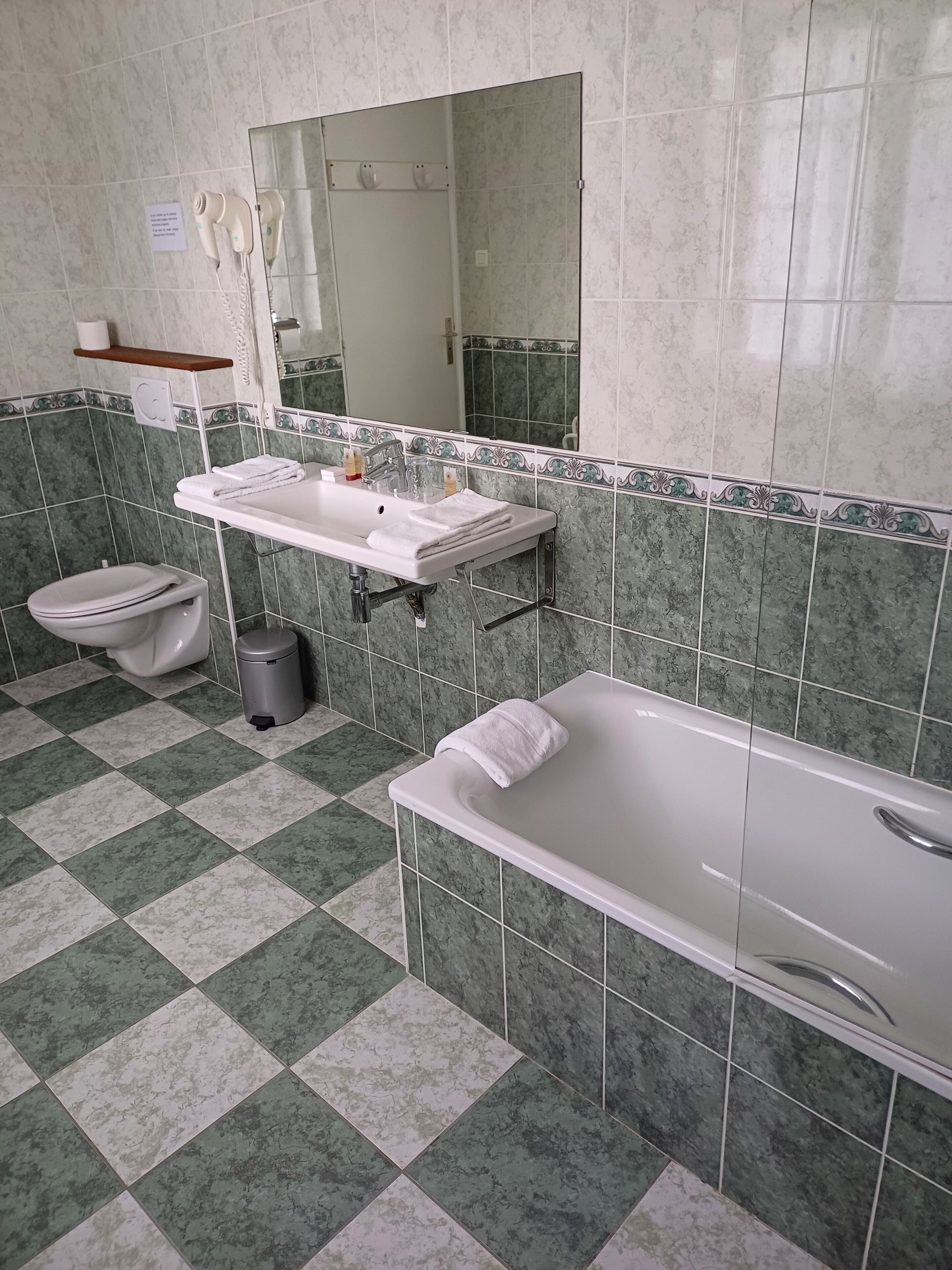 double or twin room (caractere) | bathroom | free toiletries, hair dryer, bathrobes, towels