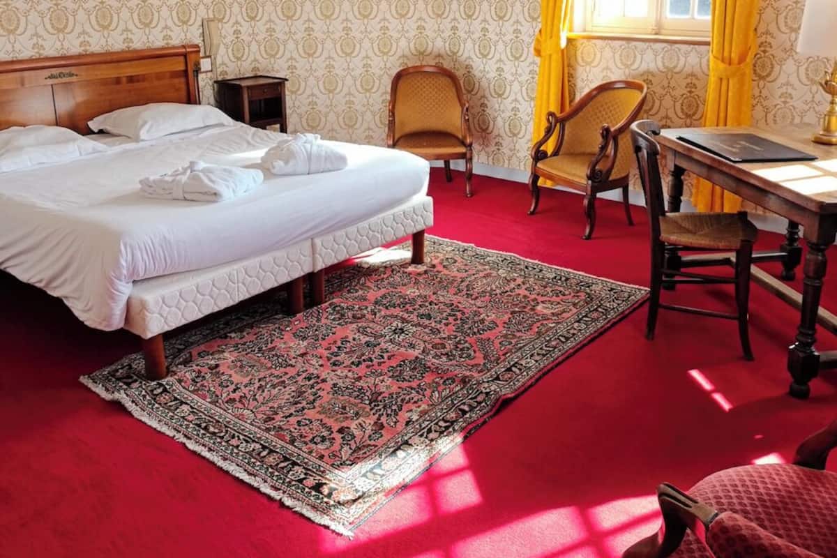 Superior Double or Twin Room | Desk, laptop workspace, blackout drapes, soundproofing