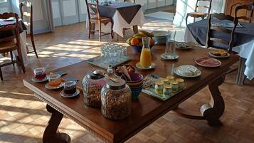 Ontbijt (EUR 14.00 per persoon)