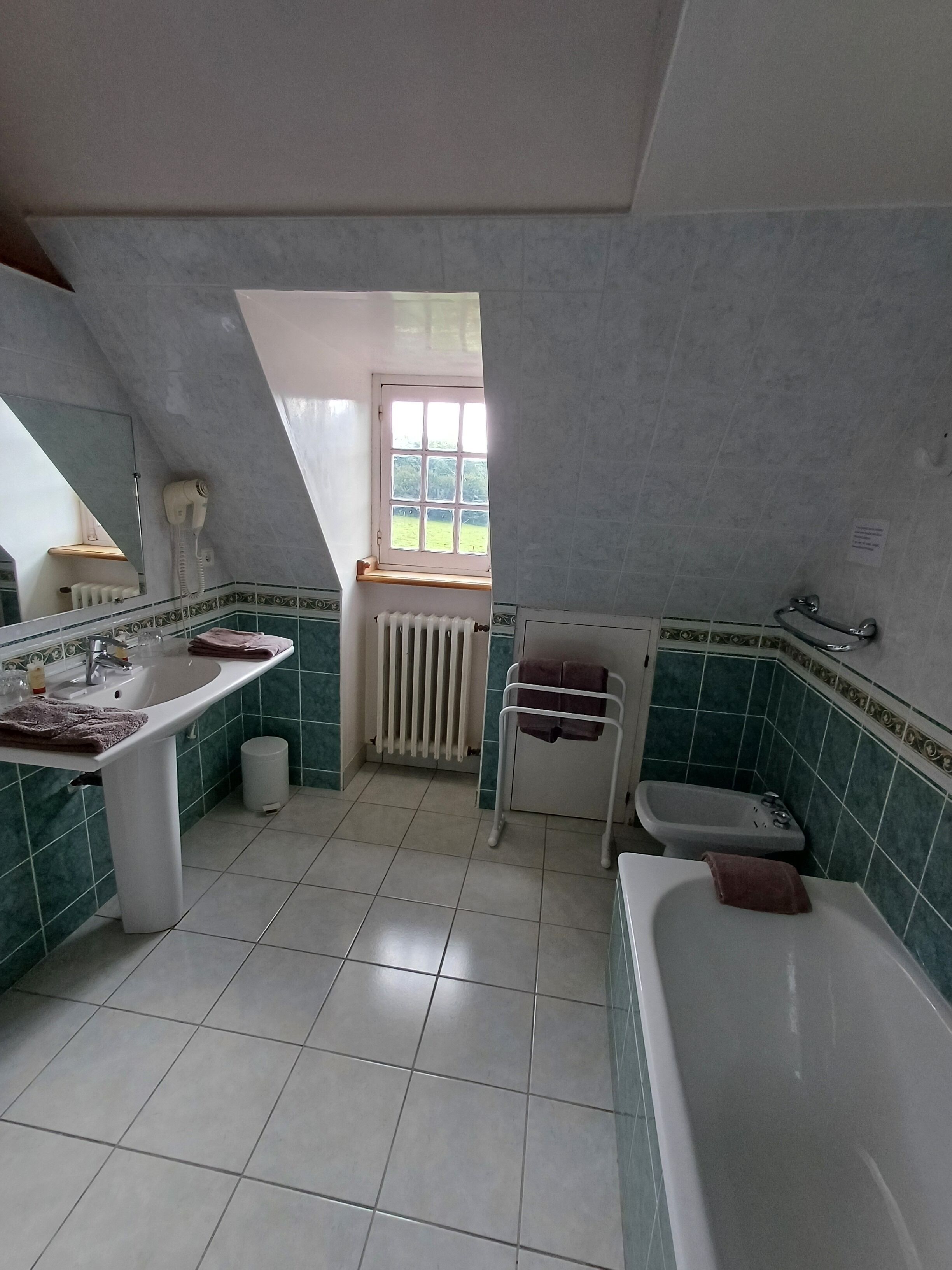 double or twin room (caractere) | bathroom | free toiletries, hair dryer, bathrobes, towels