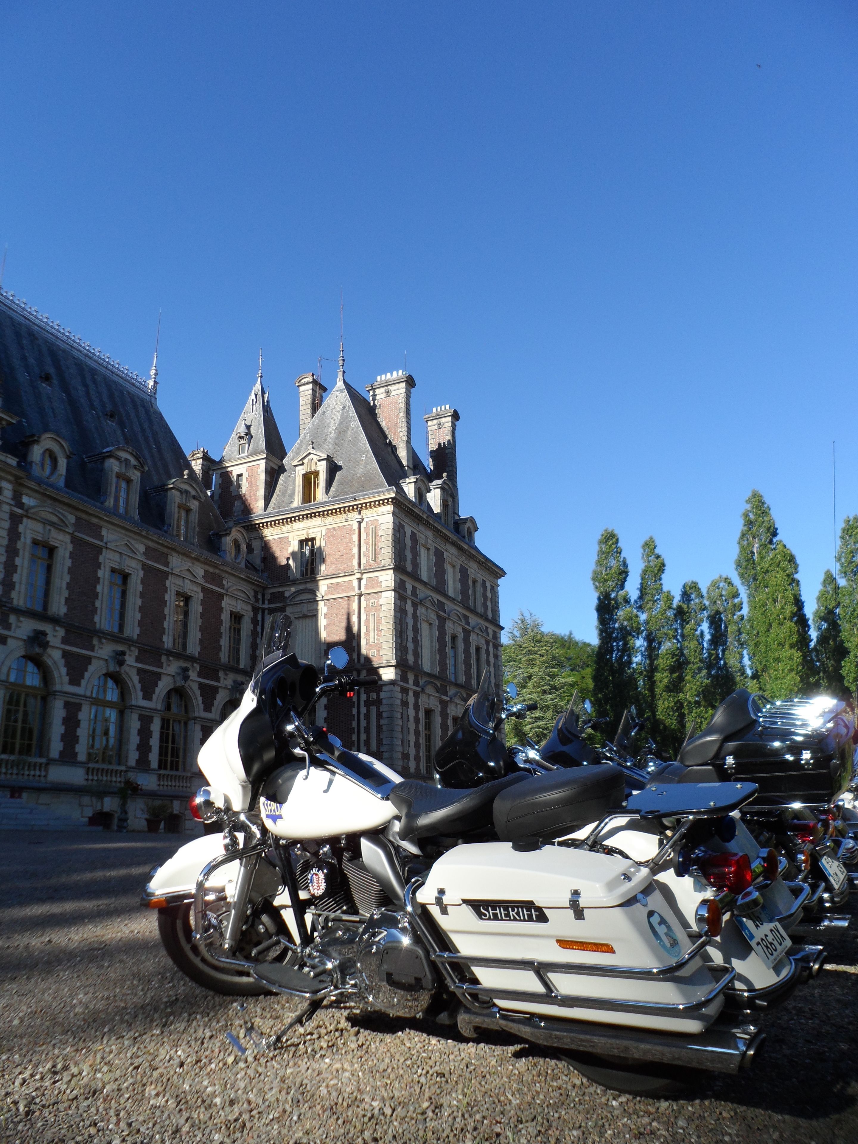 Un bâtiment historique doté d’une grande façade richement décorée et de nombreuses cheminées.