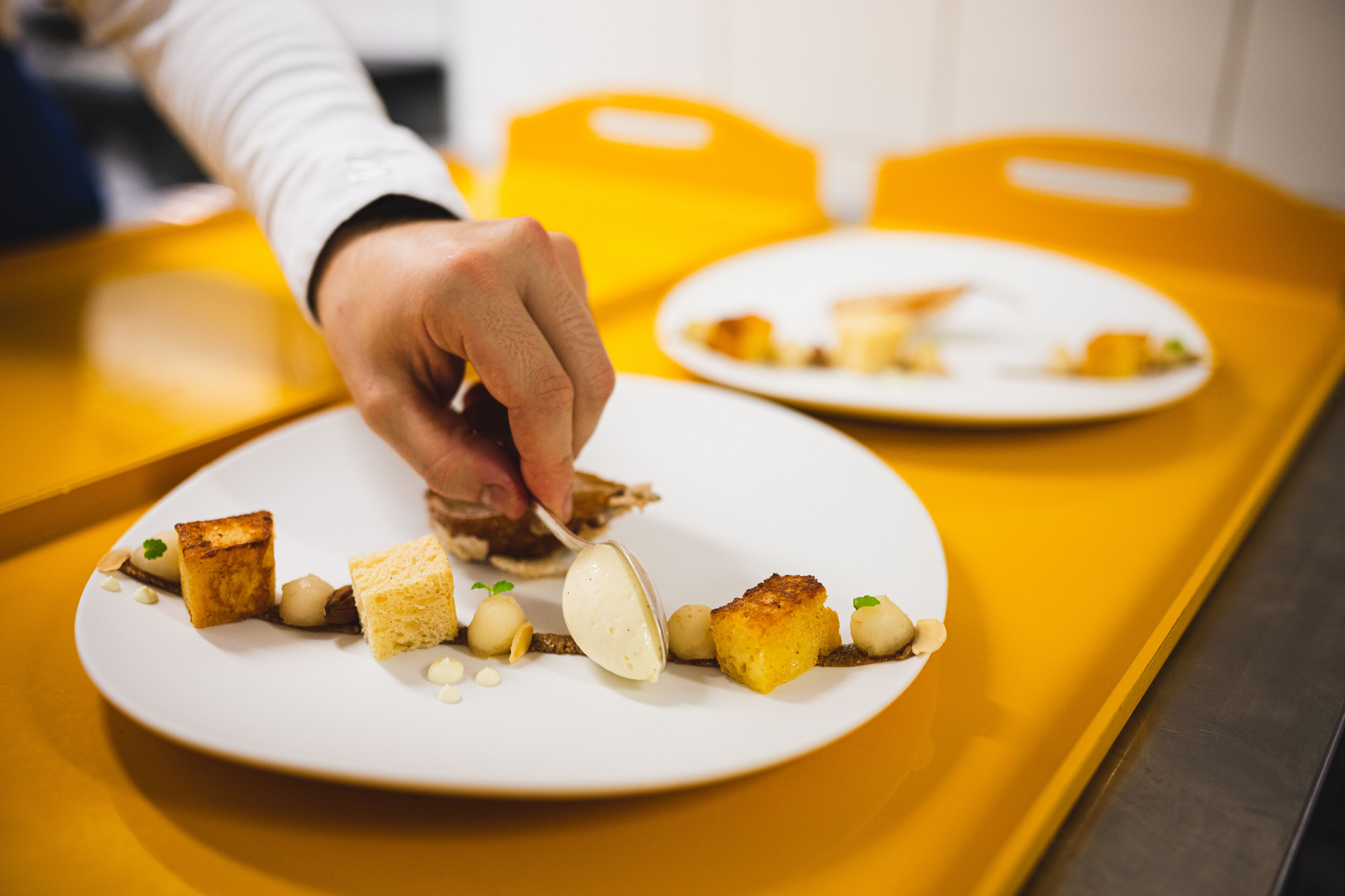 2 restaurants, lunch served