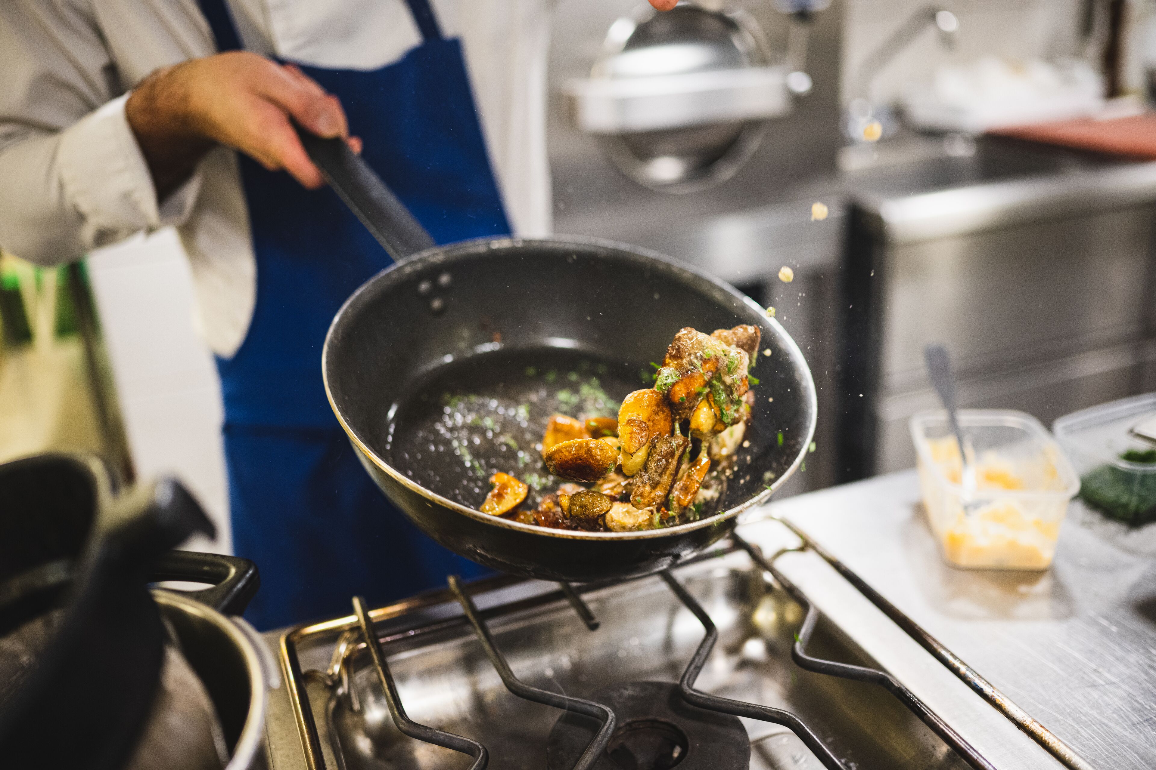 2 restaurants, lunch served