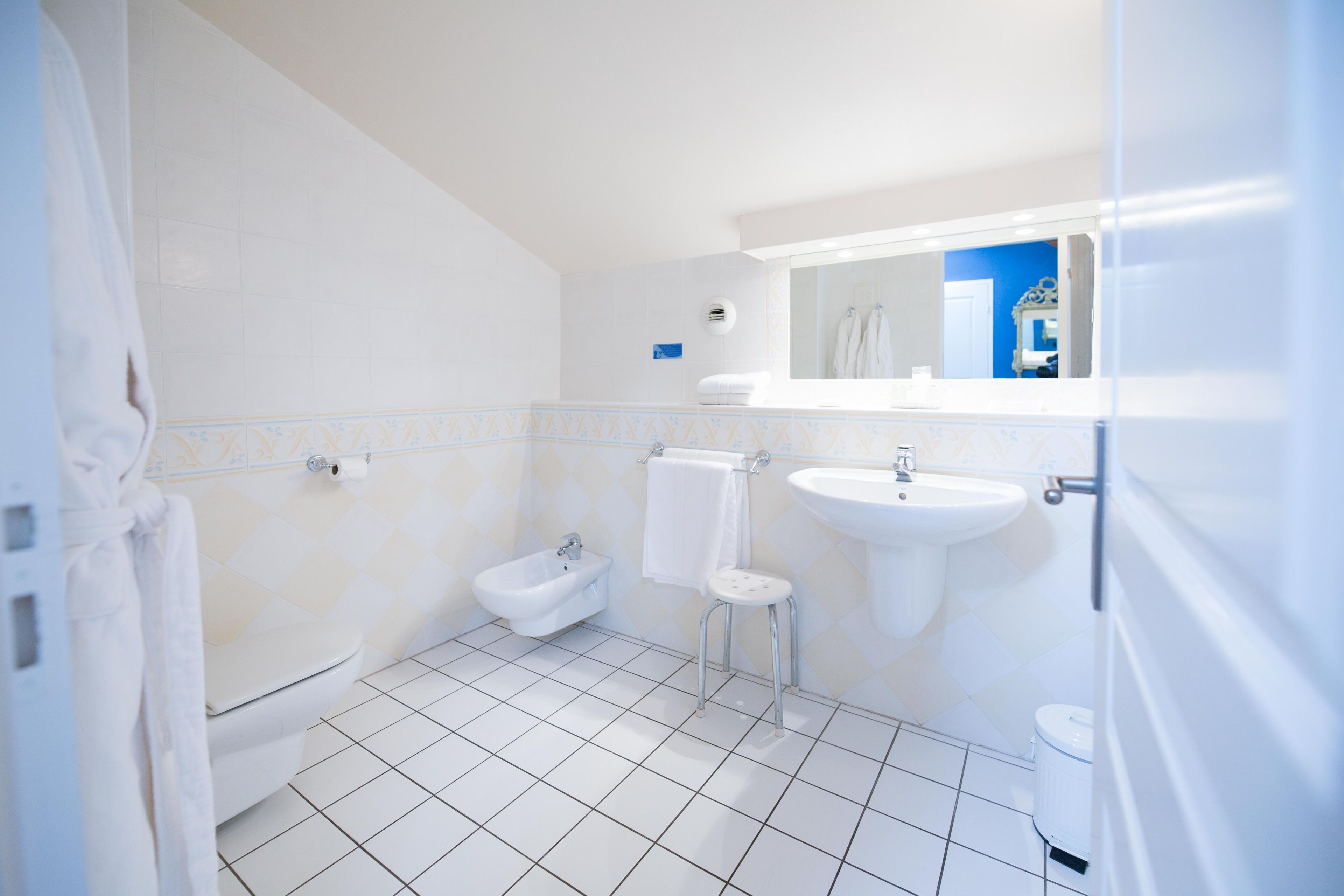 combined shower/bathtub, hair dryer, towels