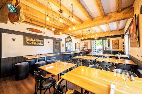 2 restaurantes; se sirven almuerzos . Hôtel Ithurria