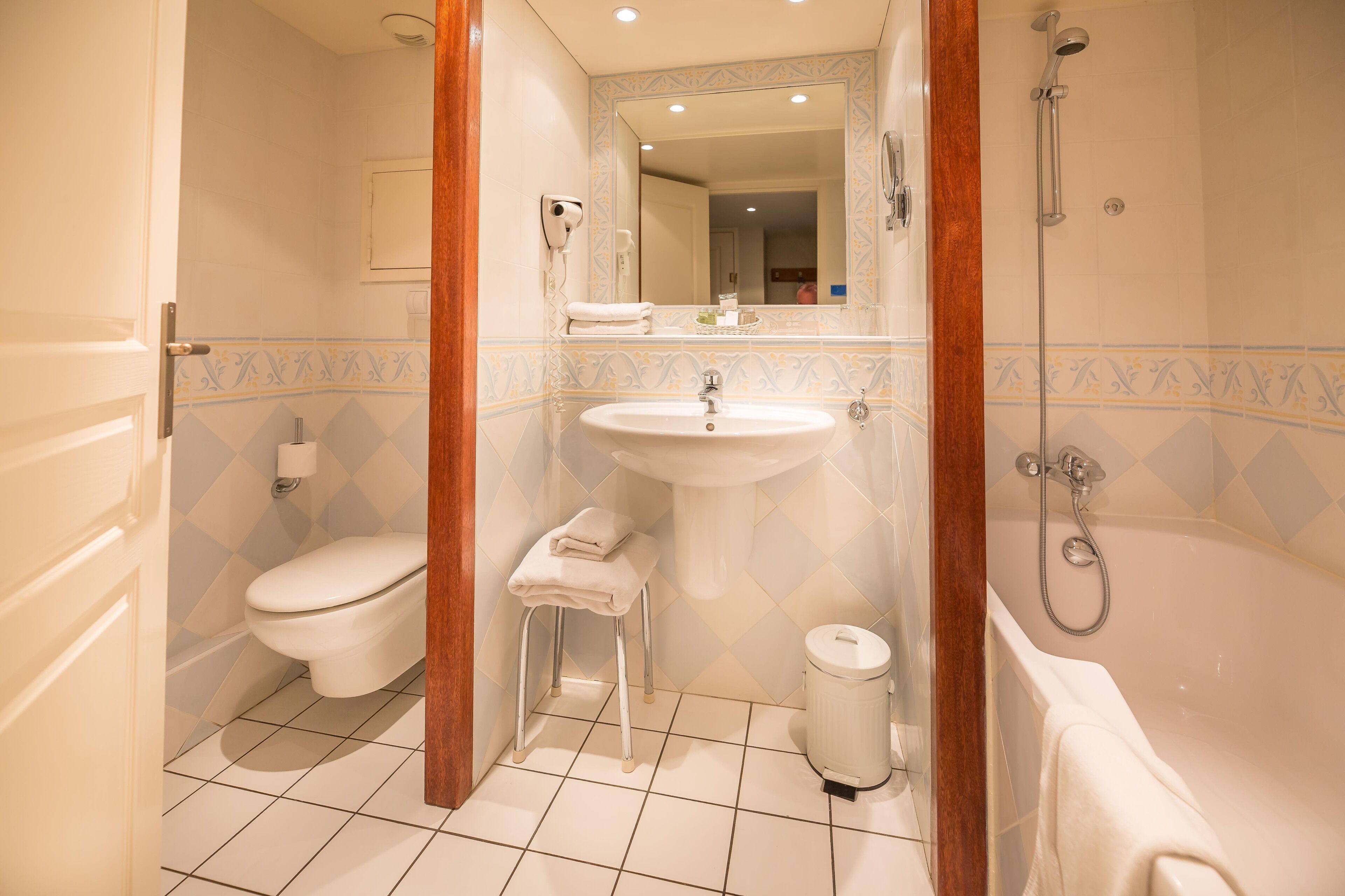 combined shower/bathtub, hair dryer, towels