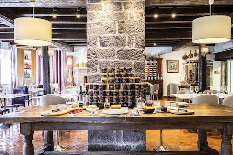 2 restaurantes, se sirve almuerzo