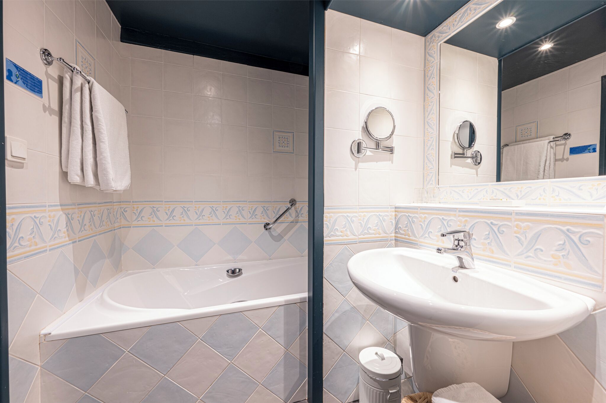 classic room | bathroom | combined shower/bathtub, hair dryer, towels