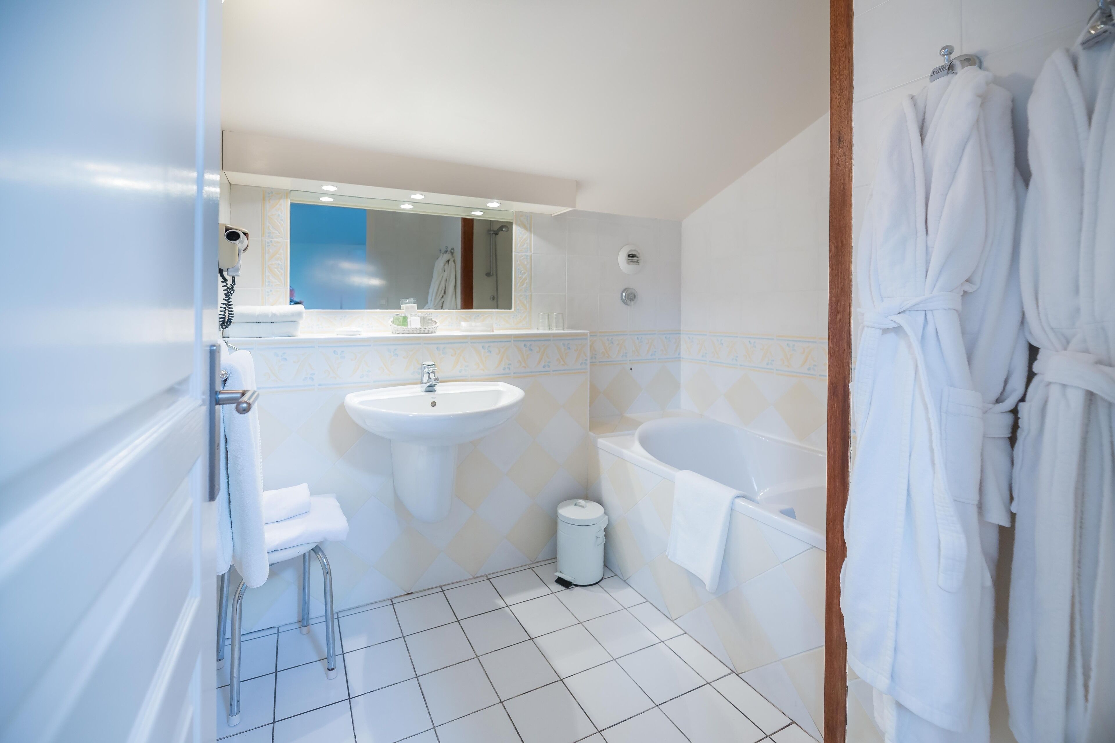 combined shower/bathtub, hair dryer, towels