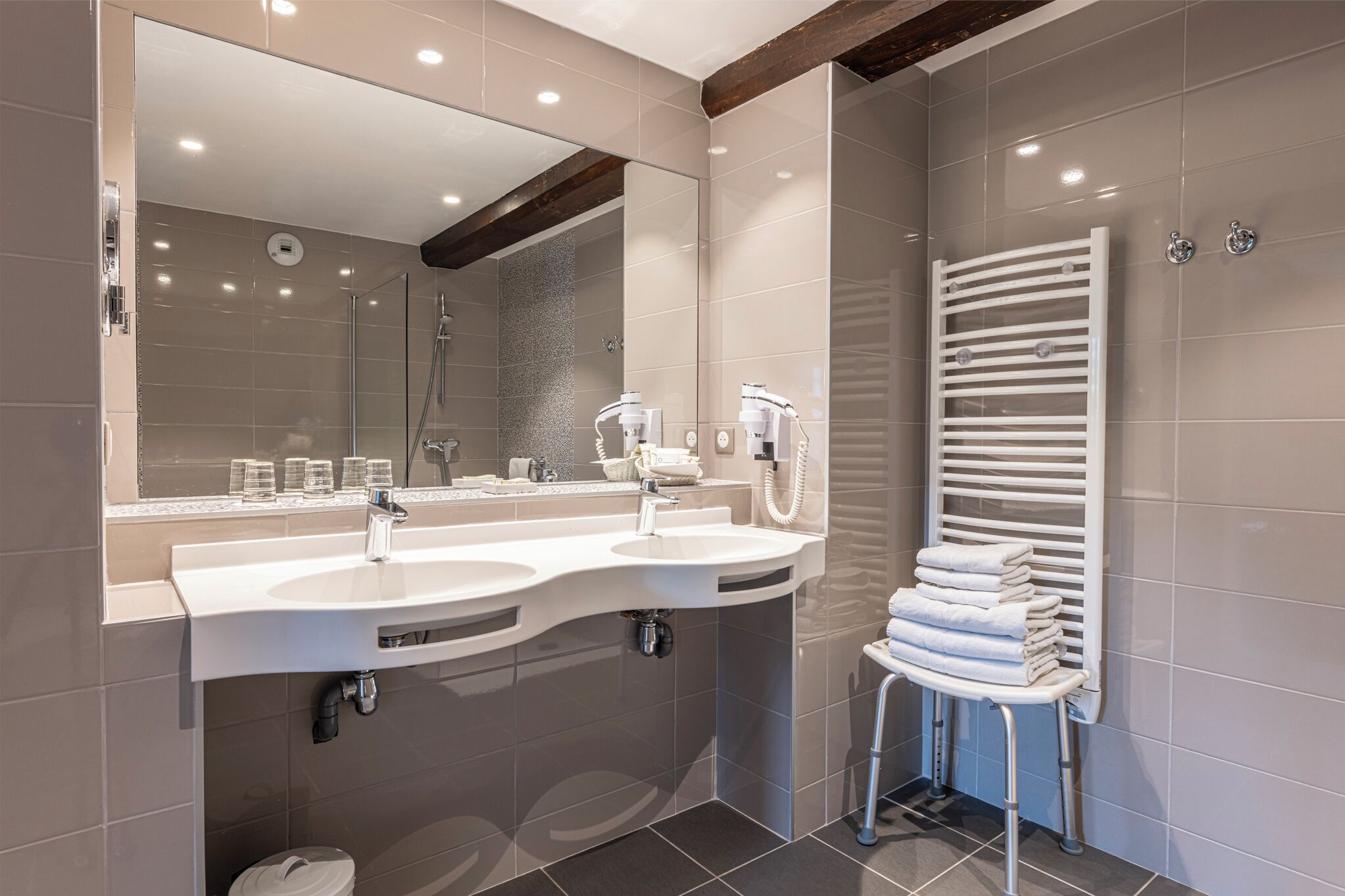 family suite (for 3 persons) | bathroom | combined shower/bathtub, hair dryer, towels