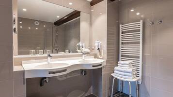 Family Suite (For 3 persons) | Bathroom | Combined shower/tub, hair dryer, towels