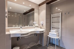 Family Suite (For 3 persons) | Bathroom | Combined shower/tub, hair dryer, towels