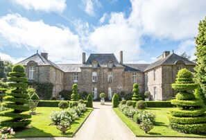 A large stone building with a symmetrical facade, multiple windows, and a central entrance. - Château de La Ballue (Bazouges-la-Perouse)