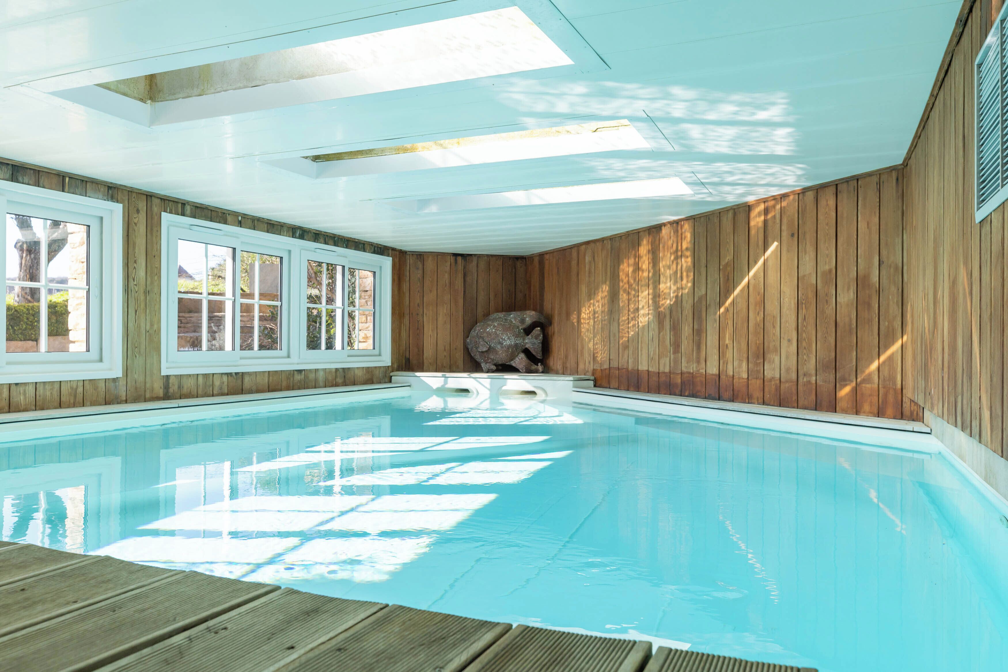 Indoor pool, sun loungers