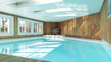 Indoor pool, sun loungers
