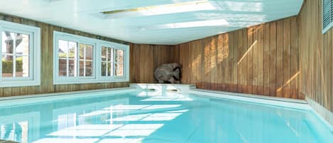 Piscine couverte, chaises longues