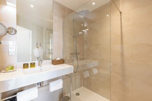 Studio | Bathroom | Free toiletries, hair dryer, bathrobes, slippers - Villa Louise (Aloxe-Corton)