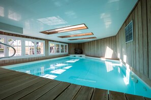 Indoor pool, pool loungers