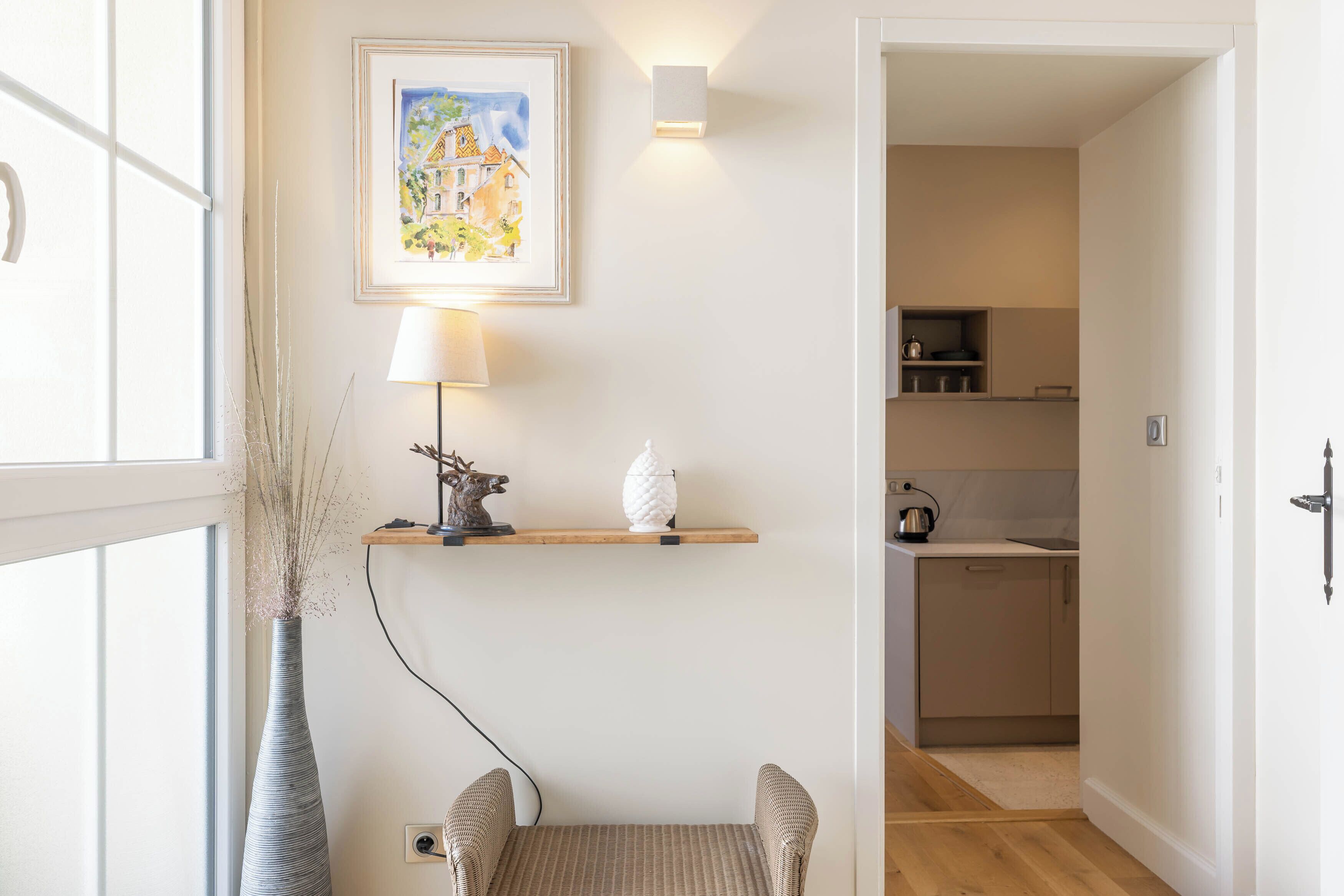 Ein modernes Interieur mit Essbereich, Küche und Flur.