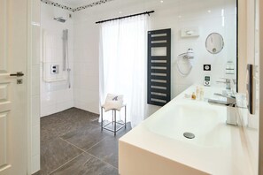 Double Room | Bathroom | Free toiletries, hair dryer, towels - Hôtel Arraya (Sare)