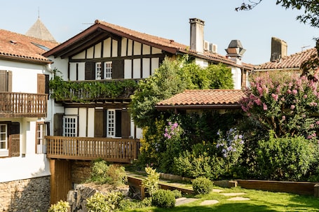 Jardín. Hôtel Arraya