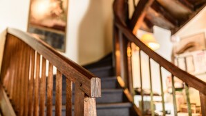 A wooden staircase with a handrail, leading upwards. - Hôtel Arraya (Sare)