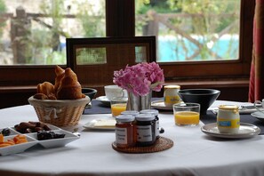 Daily buffet breakfast (EUR 15.00 per person) - Château de Saint Paterne (Saint-Paterne)