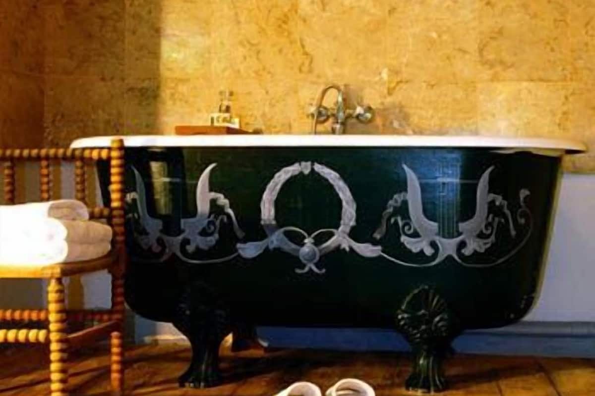 deep-soaking bathtub