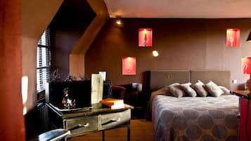 Une chambre confortable avec un grand lit, un bureau avec une chaise et une fenêtre équipée de stores.