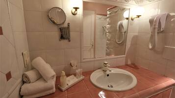 Une salle de bain équipée d’un lavabo, d’un miroir, d’un porte-serviettes et d’articles de toilette.