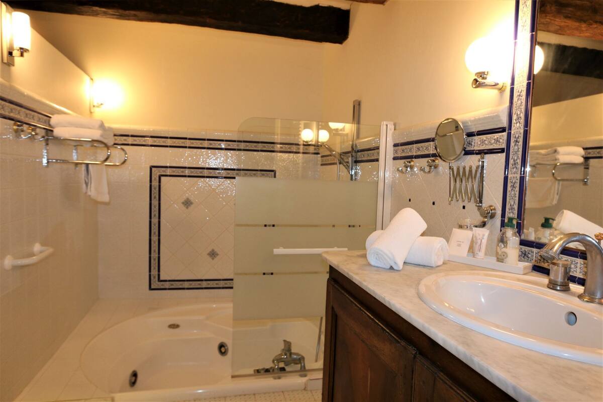 prestige double room | bathroom | free toiletries, hair dryer, towels, soap