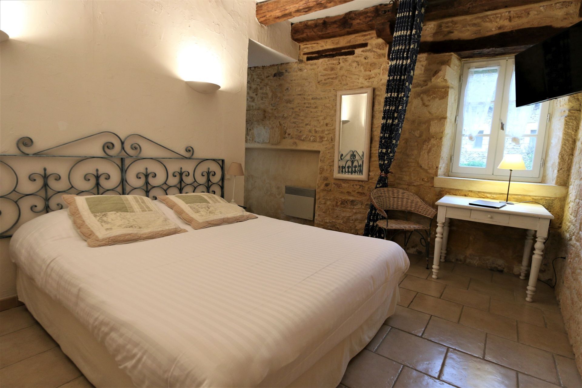 Une chambre avec un grand lit, un bureau et une chaise.
