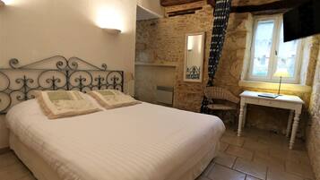 Une chambre avec un grand lit, un bureau et une chaise.