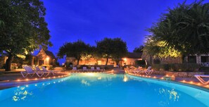 Piscine extérieure, piscine à débordement, parasols de plage