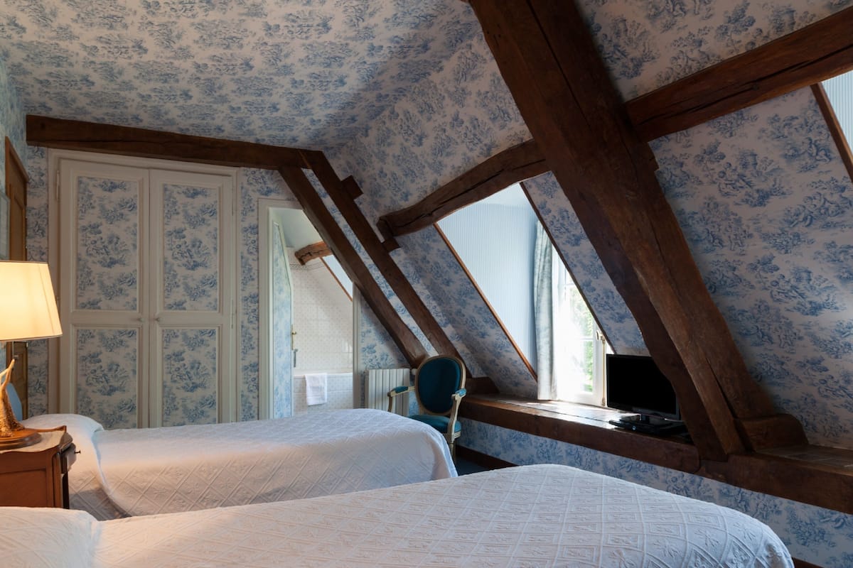 Cots/infant beds, rollaway beds, free WiFi