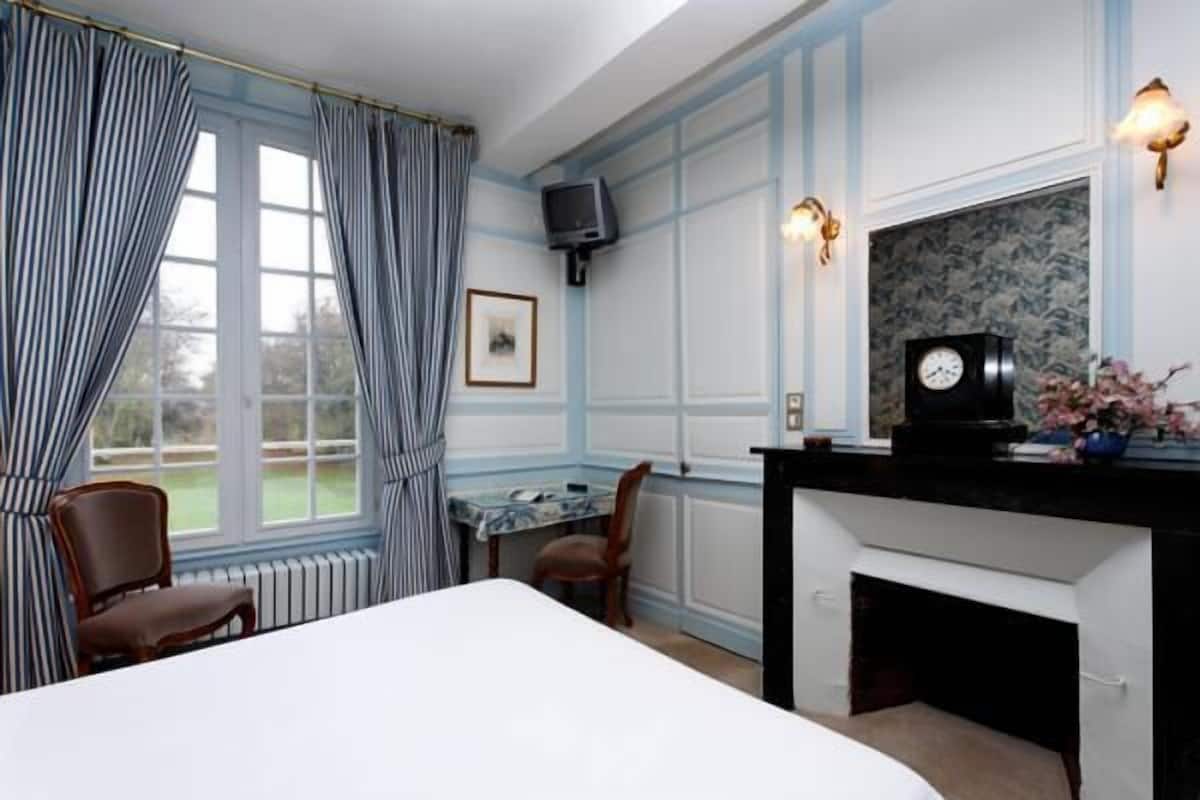 cots/infant beds, rollaway beds, free wifi
