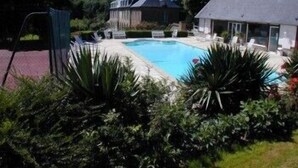 Outdoor pool, open 9:00 AM to 8:00 PM, pool loungers - Château du Landel, (Bezancourt)