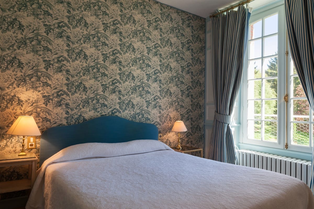 Cots/infant beds, rollaway beds, free WiFi