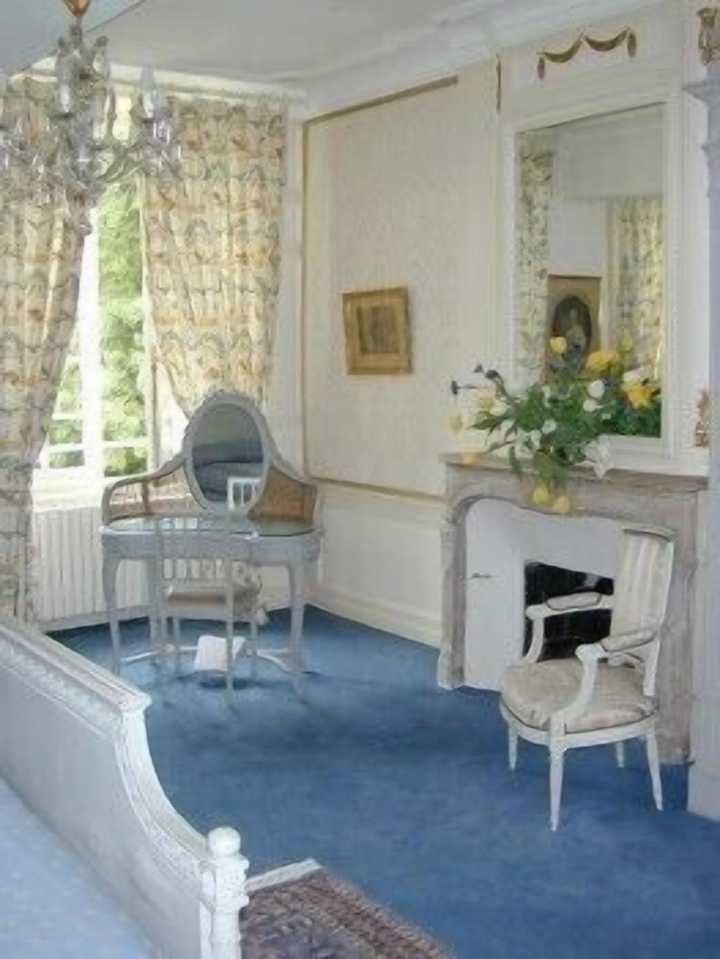 flat-screen tv, dvd player