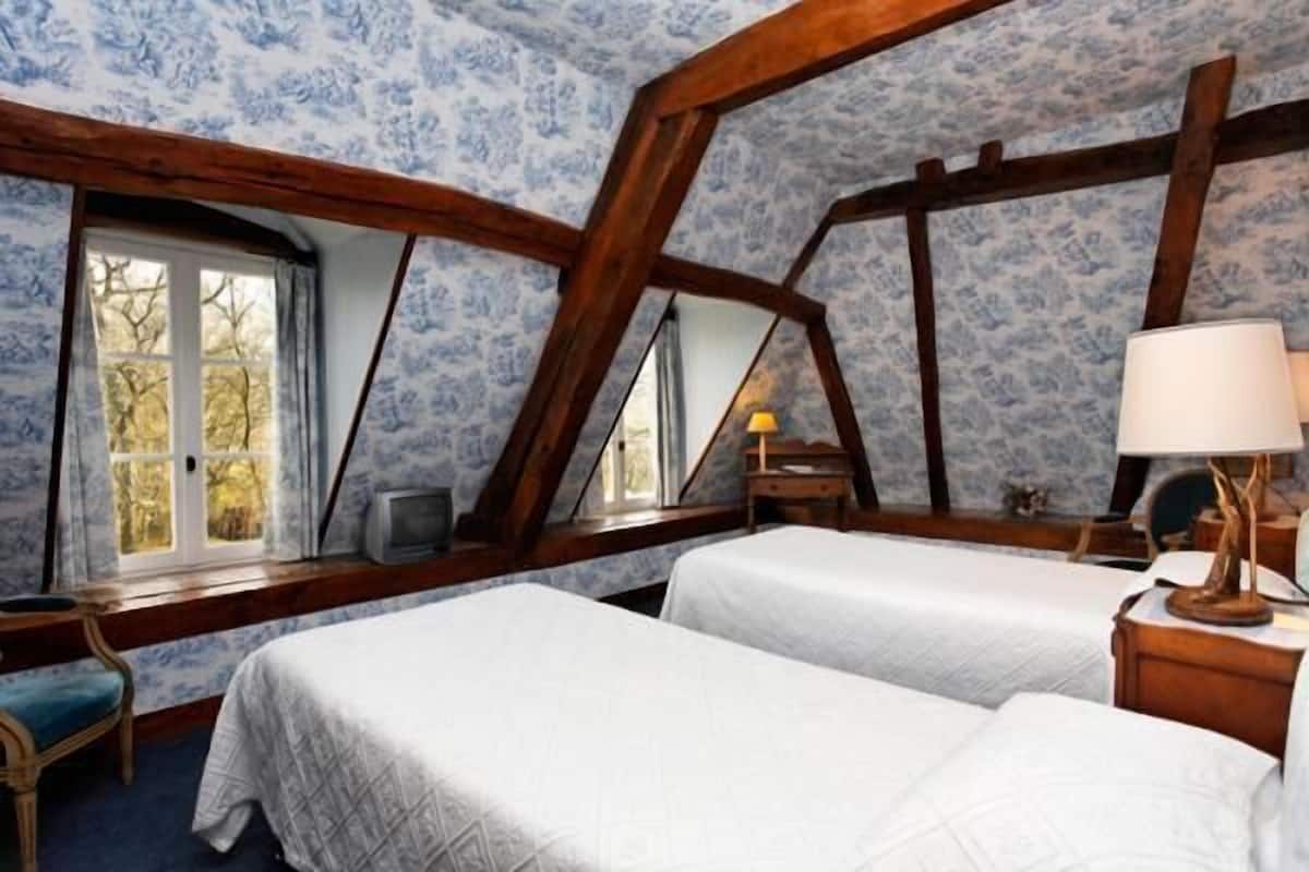 Cribs/infant beds, rollaway beds, free WiFi