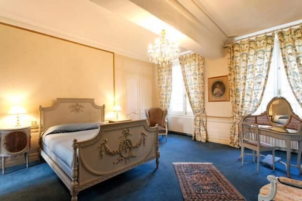 Cots/infant beds, rollaway beds, free WiFi