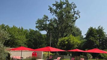 Piscina stagionale all'aperto, ombrelloni da piscina, lettini